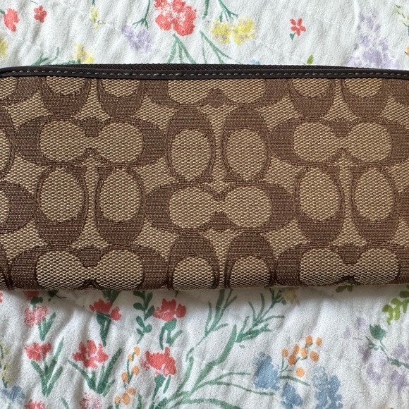 Coach Signature Wallet | Tan & Brown Canvas | Classic Zip Around - Picture 2 of 4